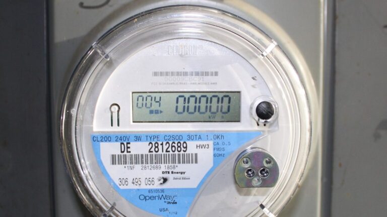 Facture STEG et compteur électrique dans un foyer tunisien
