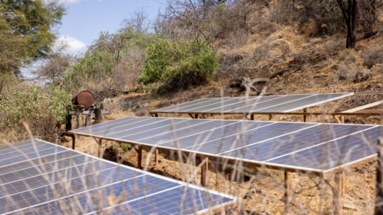 Onduleur hybride et batterie lithium montés au mur d’un local technique