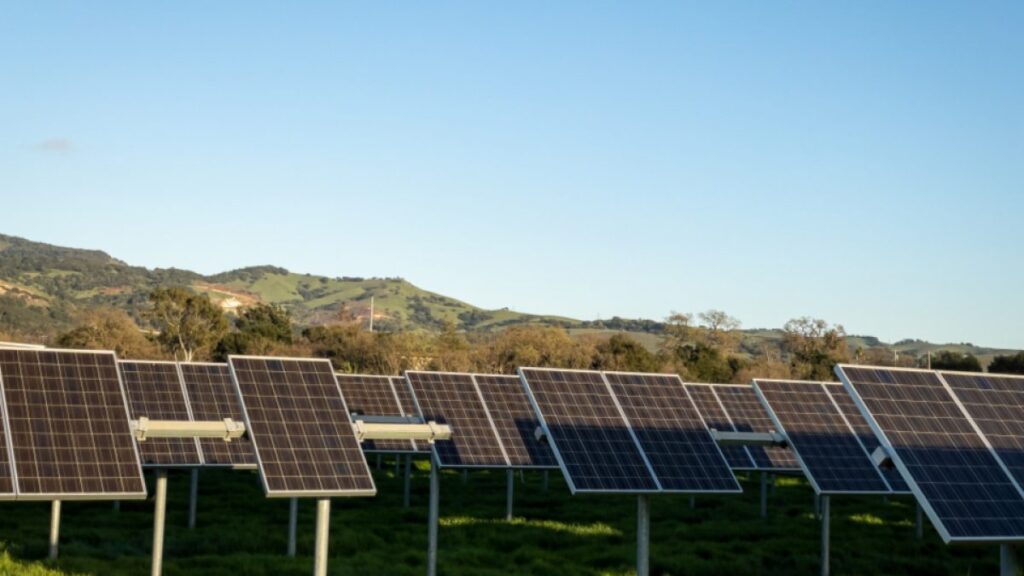 Dossier administratif et panneaux solaires sur une toiture en Tunisie